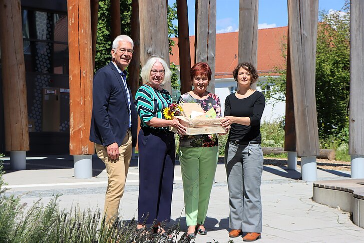 Dr. Bernhard Widmann, Ulrike Kelm, Rosemarie Schmittgall und Dr. Vanessa Roden stehen mit einem Geschenkkorb vor dem Eingang des NAWAREUMs